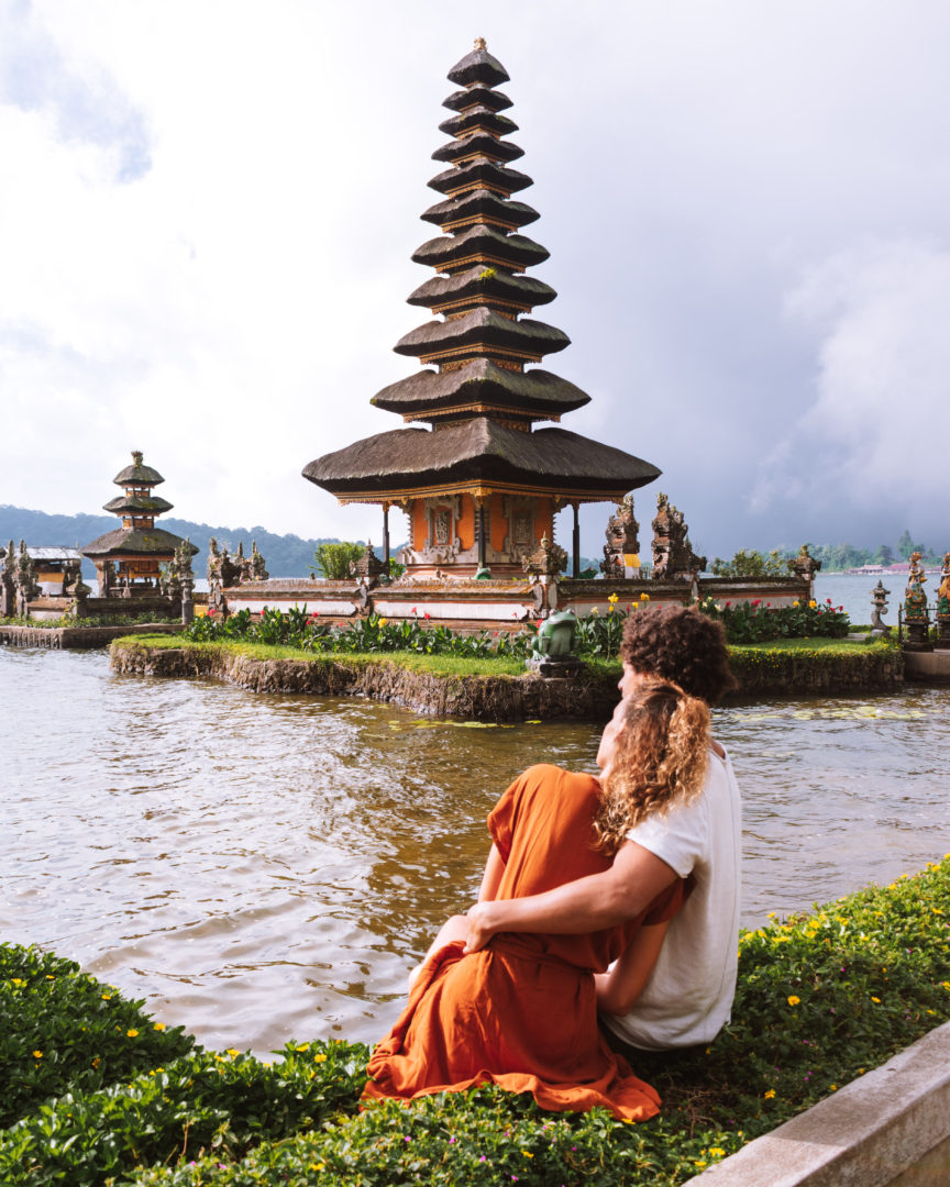 Ulun-Danu-Beratan-Temple-Couple